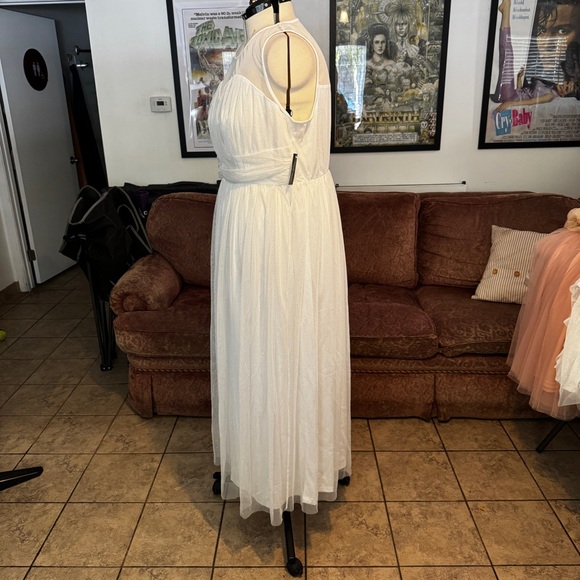 Elegant White Wedding Dress - Picture 5 of 8